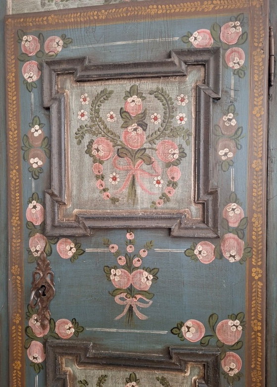 Antieke blauwe, handbeschilderde kleine alpine kledingkast, circa 1810-1820. – Kledingkasten, Wood (photo 4 of 12)
