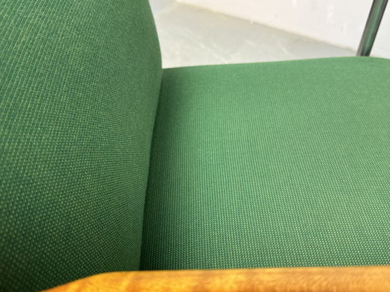 Image 1 of Juego de 4 sillas de comedor Thereca de diseño de mediados de siglo con tapicería verde vibrante.