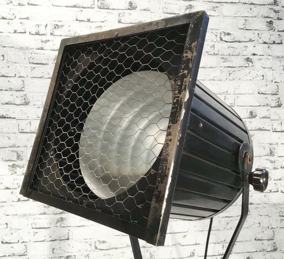 Image 1 of Gran foco industrial negro sobre trípode de madera, década de 1960