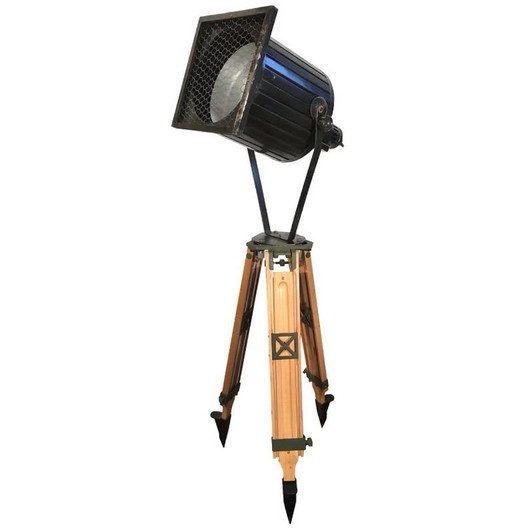 Gran foco industrial negro sobre trípode de madera, década de 1960