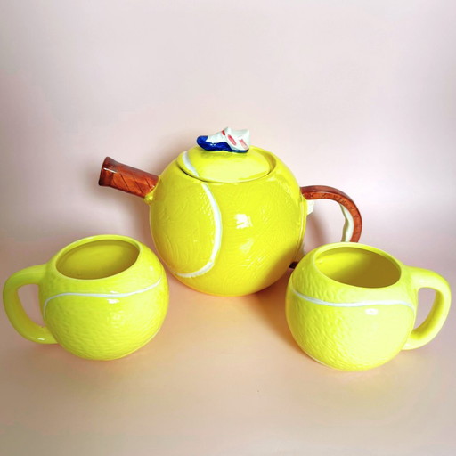 Tea pot and cups for a tennis lover