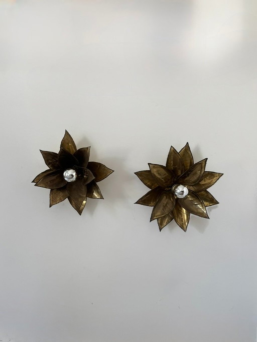 Een paar vintage, gepatineerde messing wandlampen met bloemmotief, Frankrijk, 1960 – Brass