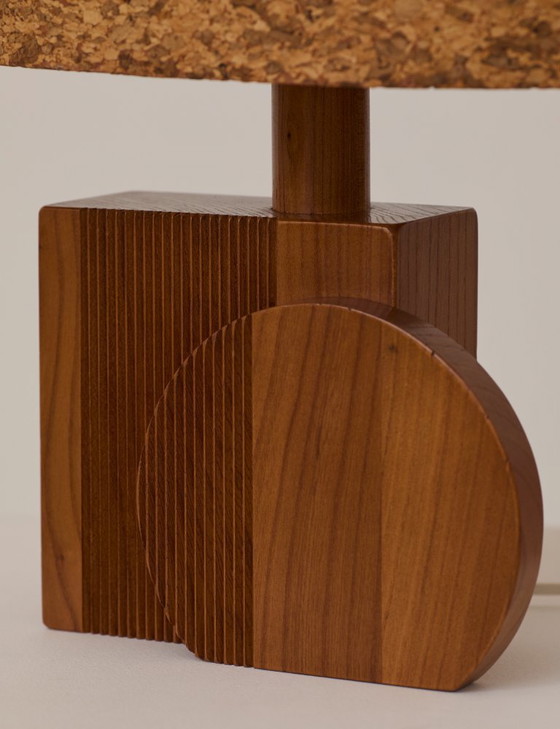 Image 1 of Par de lámparas artesanales de roble macizo con pantallas de corcho, circa 1970