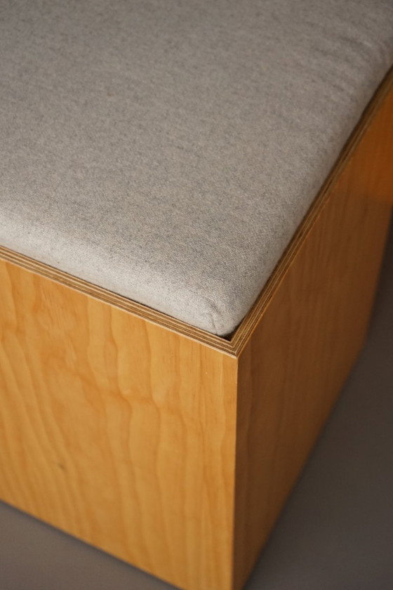 Image 1 of Zwei minimalistische Sperrholzhocker mit grauen Kissen. 1990er Jahre.