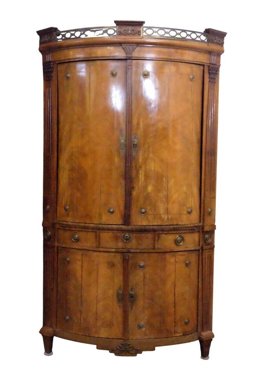Magnifique armoire d'angle en acajou du XVIIIe siècle