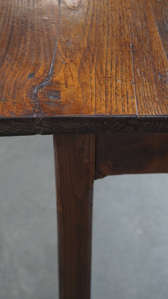 Image 1 of Ancienne table de salle à manger paysanne en châtaignier pour 4 à 6 personnes avec deux tiroirs du début du 19ème siècle