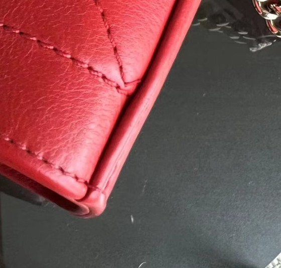 Image 1 of Borsa Chanel Medium Label Click Flap in pelle di vitello trapuntata e martellata, colore rosso, con finiture dorate, serie 24.