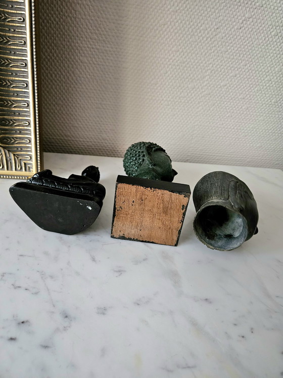 Image 1 of Lot 3 Statuettes Bouddhas Zen Bronze et Patine Noire Déco Spirituelle Feng Shui Asie Artisanat Bois