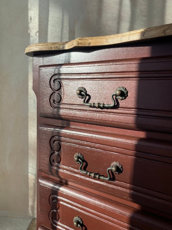 Image 1 of Gerestaureerde ladekast in Louis XV-stijl - met een blad van natuurlijk hout en een diepe beits.