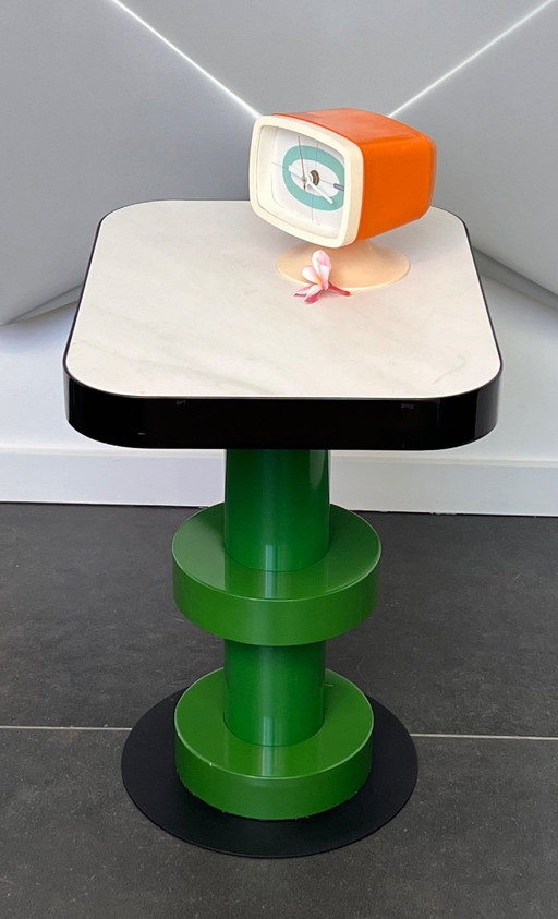Mesa de centro de estilo Memphis, diseñada por Ettore Sottsass después del año 2000. – salontafels, Metal (photo 2 of 9)