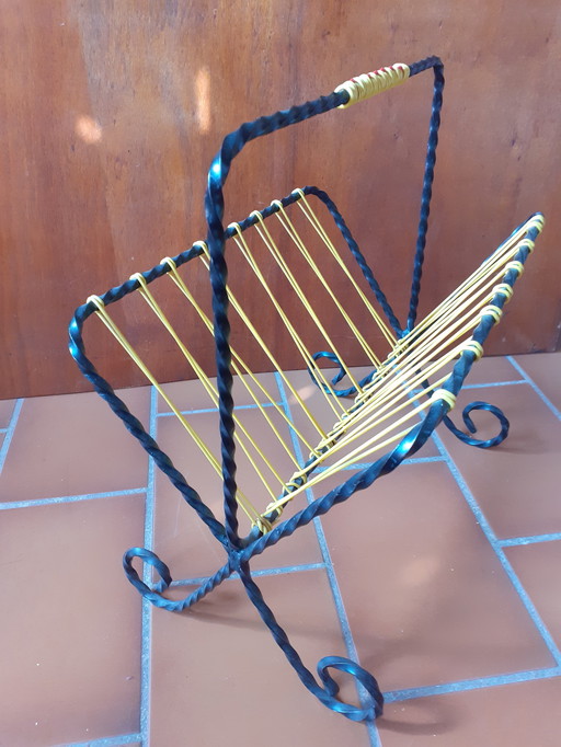Vintage scoubidou magazine rack