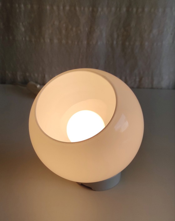 Image 1 of Wandlamp in art-decostijl met porseleinen en opaalglazen bol - jaren 1930/40