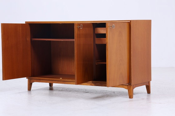 Image 1 of Magnifique commode vintage années 60 | Mid Century Armoire | Rétro Bois Rangement Sideboard #08-19