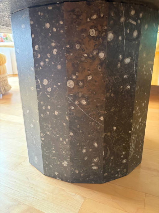 Vintage Couchtisch aus Fossil-Marmor mit Steinsockel