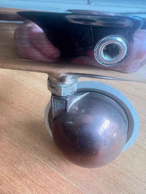 Space Age Servierwagen/Trolley oder Beistelltisch aus Chrom und Glas. 70er Jahre Barwagen mit schön geschwungenem Chromgestell.