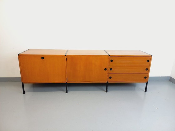 Image 1 of Groot laag vintage modernistisch ARP Minvielle dressoir van Guariche Mortier Motte in essenhout en zwart metaal uit de jaren 60