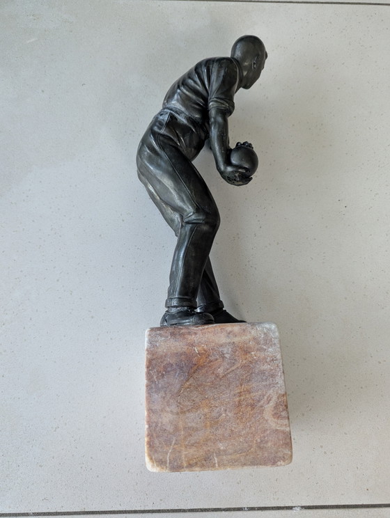 Image 1 of Scultura vintage in bronzo raffigurante un giocatore di bowling o bocce su base di marmo. Altezza: 42 cm. Peso: 5233 grammi.