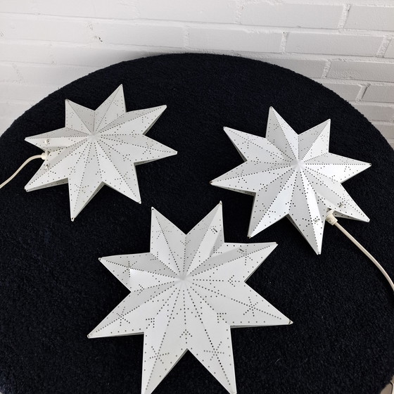 Image 1 of 3 étoiles de Noël vintage en métal perforé blanc des années 70