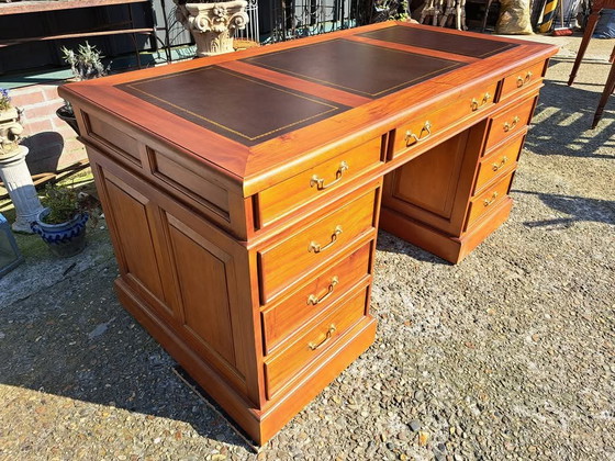 Image 1 of Klassischer englischer Schreibtisch, Desk, mit Ledereinlage in neuem Zustand Größe 150x75 und 76cm hoch