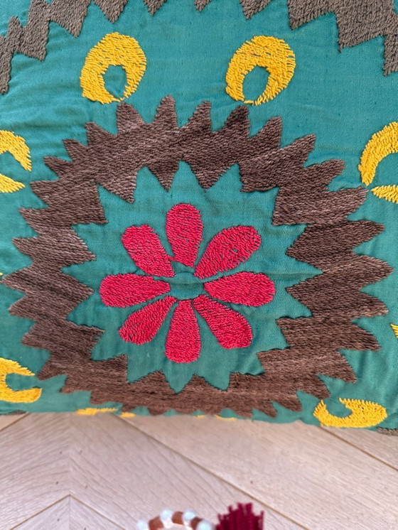 Image 1 of Coussin décoratif brodé vert style bohème Day Birger & Mikkelsen