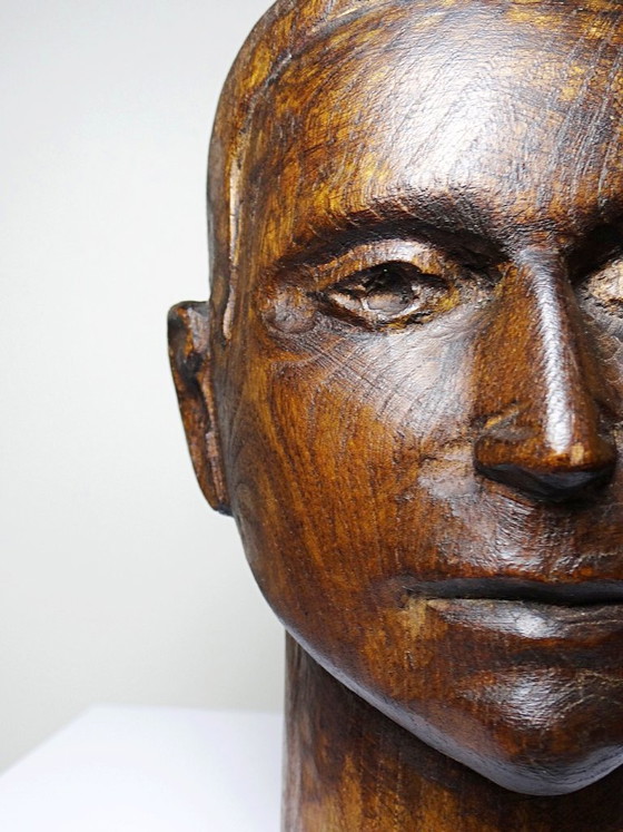 Image 1 of Een sculptuur uit één stuk hout, voorstellende een mannenhoofd, vintage vakmanschap uit de 20e eeuw (jaren 1950).