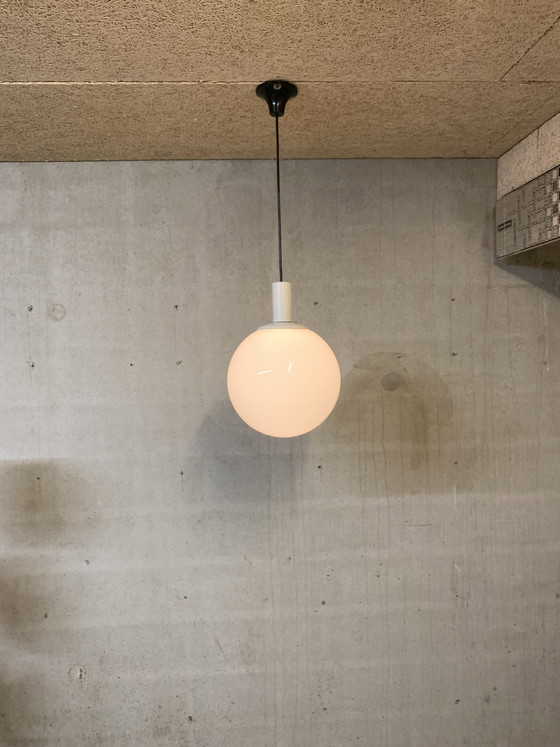 Image 1 of Glanzende witte opalen bol van Aldenkamp, Apeldoorn.