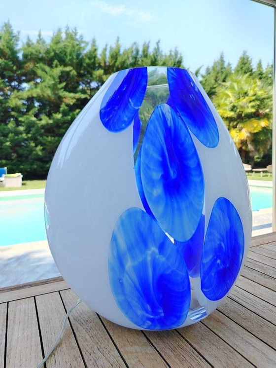 Image 1 of Lampada da tavolo in vetro di Murano soffiato a mano bianco opalescente con decori incalmo blu cobalto