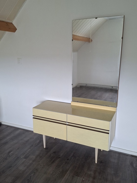 Image 1 of Vintage nachtkastjes + kaptafel lichtgeel formica
