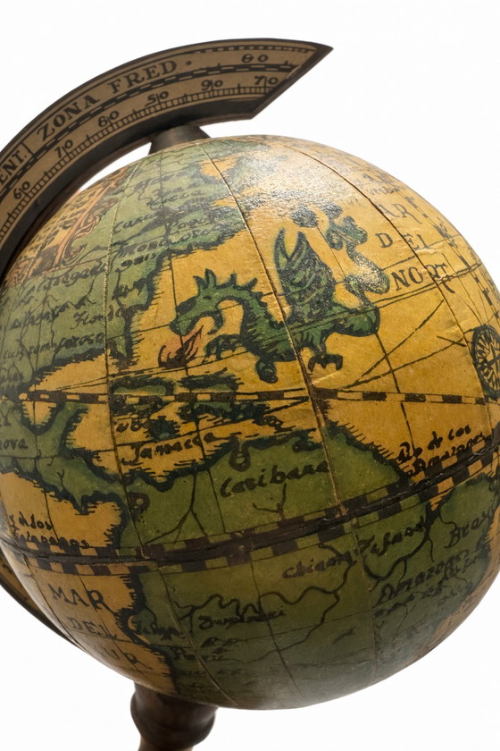 Image 1 of Vintage wereldbol met oude wereldkaart - Houten bureauwereldbol - Antieke zeewereldbol - Woondecoratie in mid-century stijl