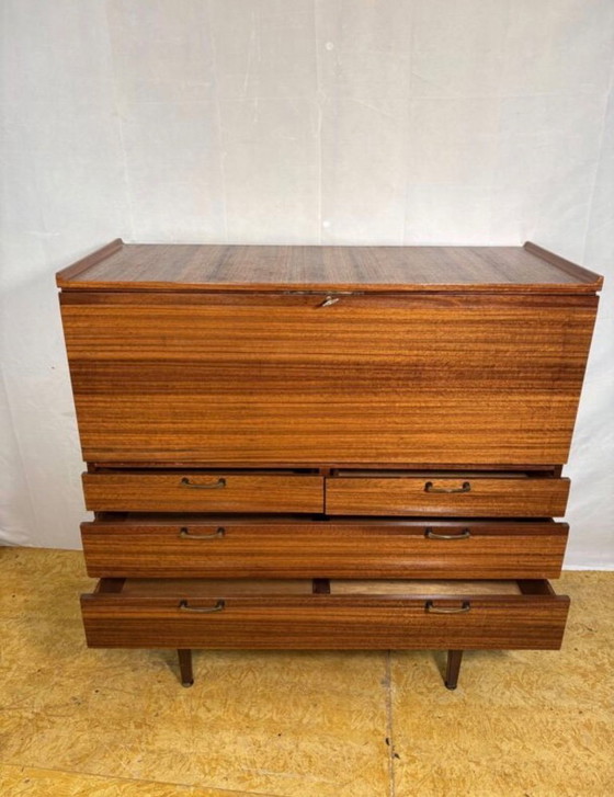 Image 1 of Mid-Century retro vintage teakhouten bureau van Meredew uit 1960. Groot schrijfoppervlak • Deens design • Elegante opbergruimte