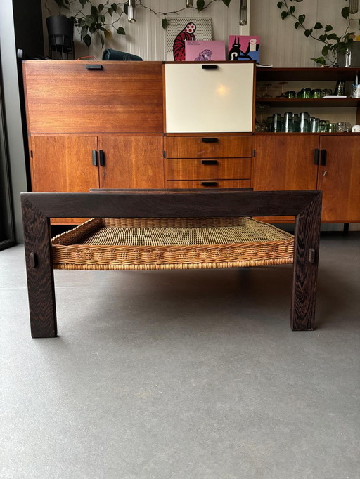 Table basse vintage en wengé avec plateau en gaz fumé et panier de lecture en rotin