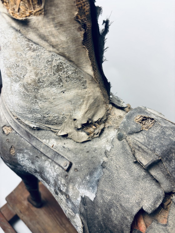 Image 1 of Antico cavallo da tiro in legno su slitta con rivestimento in tessuto e pelle – circa fine XIX/inizio XX secolo
