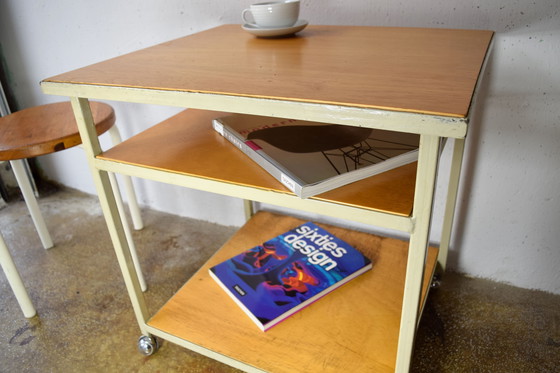 Image 1 of Vintage Industrial Trolley Chariot de service Table d'appoint Coffee Table