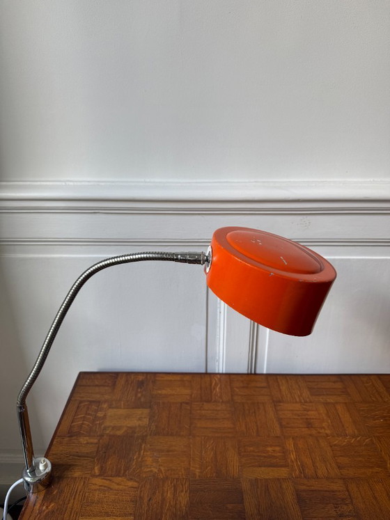 Image 1 of Oranje werkplaatslamp - bankschroefbevestiging uit de jaren 70