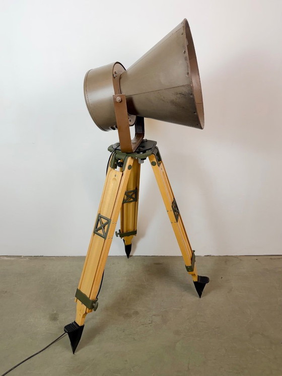 Large Industrial Factory Tesla Spotlight on Wooden Tripod, 1950s, Floor lights, Metal, Brown, Vintage (photo 12 of 15)