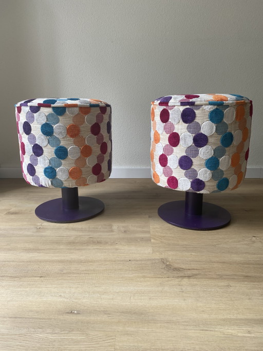 Conjunto único de muebles reciclados: dos pufs con diseño de McDonald's retapizados sobre bases de acero. – hockers en poefs