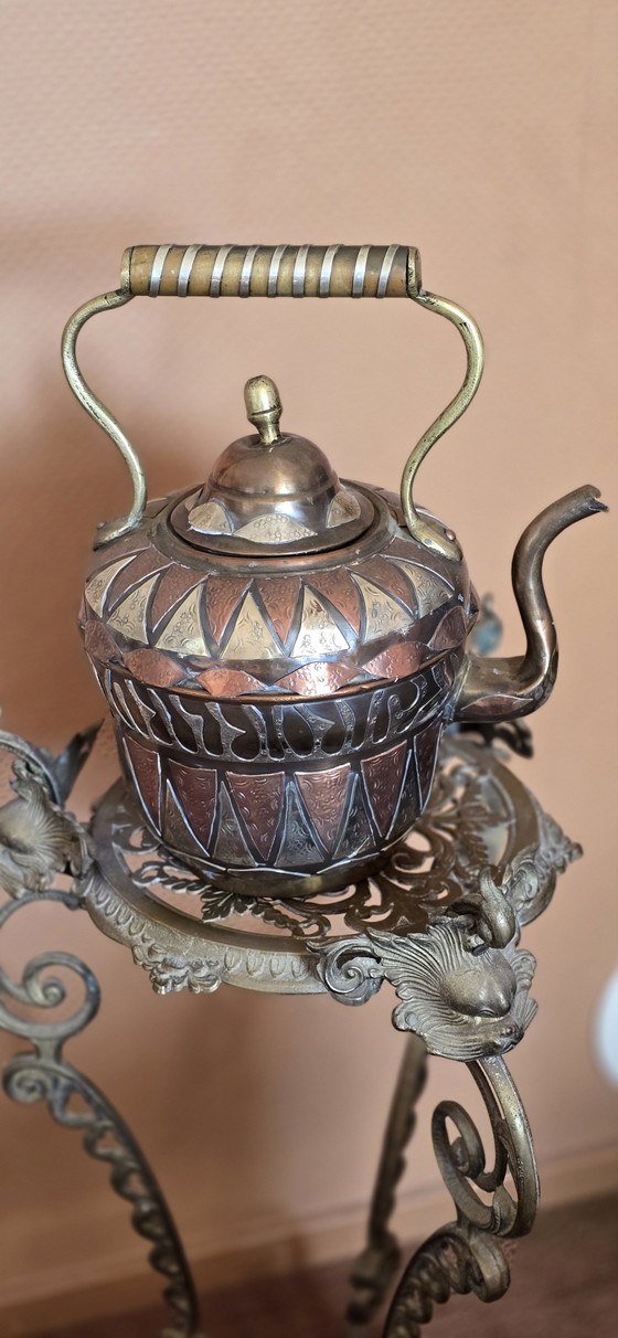 Image 1 of Esclusiva teiera antica marocchina in rame con supporto originale: un capolavoro senza tempo, ricco di carattere.