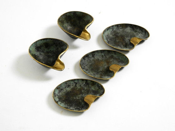 Image 1 of Bellissimi e molto rari, cinque posacenere da tavolo in ottone pesante della metà del secolo, realizzati da Carl Auböck, Austria