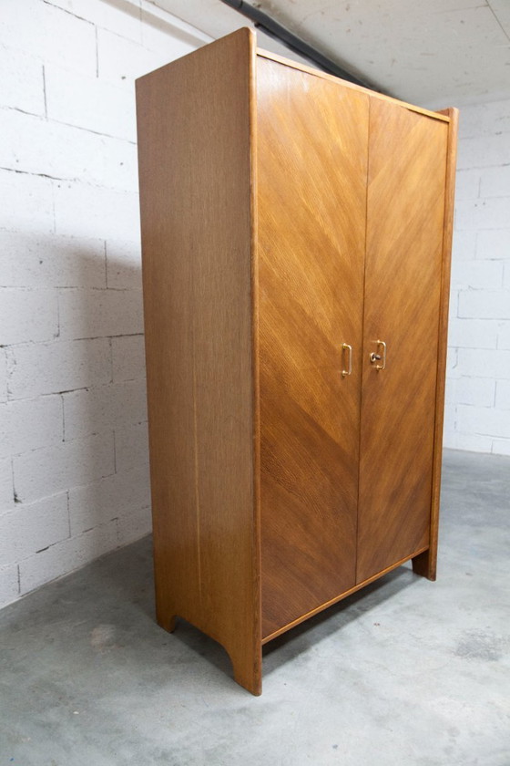 Image 1 of Armoire 1950 Mid-Century-Modern chêne en frisage 2 portes, 2 tiroirs, 4 étagères, 30cm de penderie et miroir 54x18cm