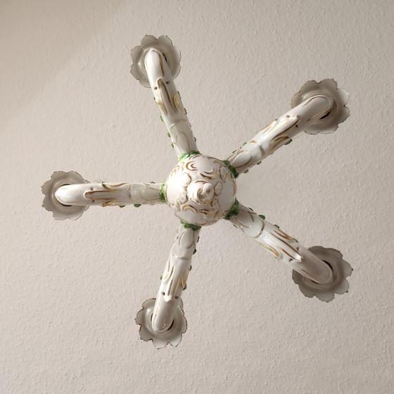 Lámpara de araña antigua de porcelana dorada, moldeada y pintada a mano por Capodimonte, estilo barroco. (photo 13 of 15)