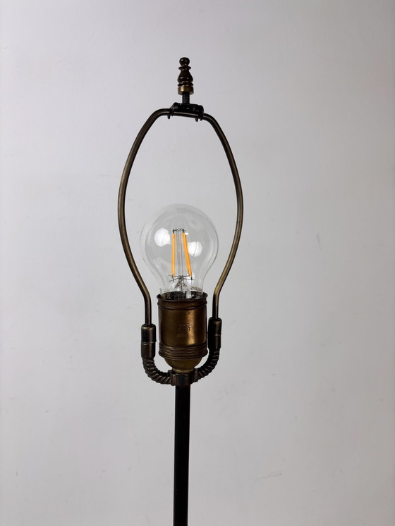 Image 1 of Lámpara de mesa Tiffany extragrande con base de tronco de árbol y pantalla floral.