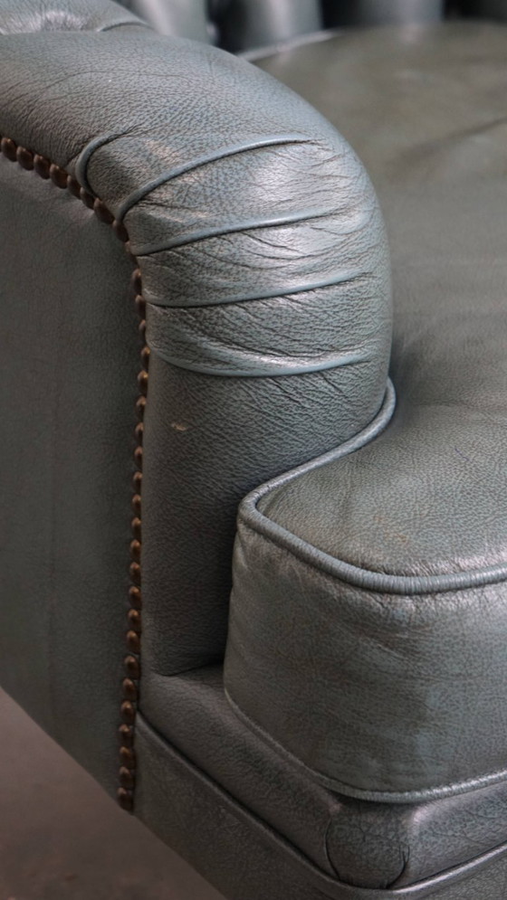 Image 1 of Blauwe chesterfield fauteuil gemaakt van rundleer in Engelse stijl met siernagels