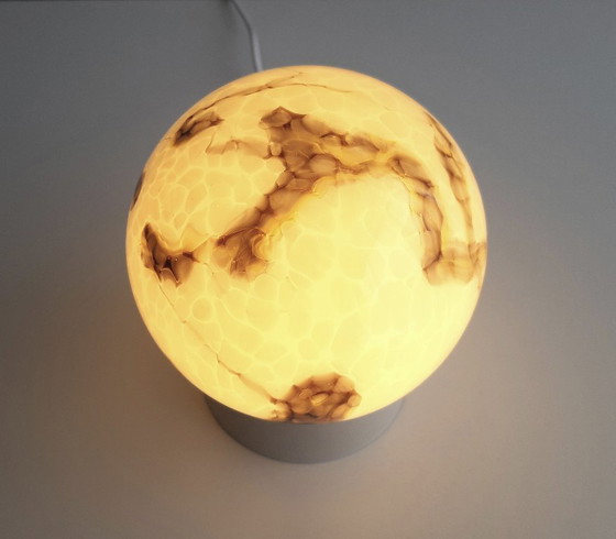 Image 1 of Plafonnier Art Déco exceptionnel en verre marbré, modèle sphérique Art Déco, taille moyenne
