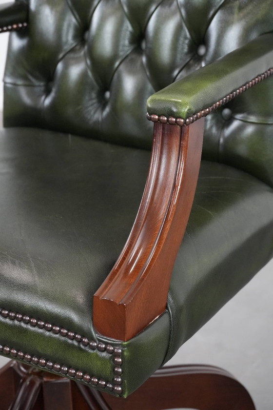 Image 1 of Sedia da ufficio Chesterfield in pelle di mucca verde scuro e legno in stile inglese su ruote