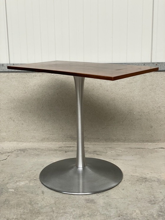 Image 1 of Mesa auxiliar de nogal de mediados de siglo con base de tulipán