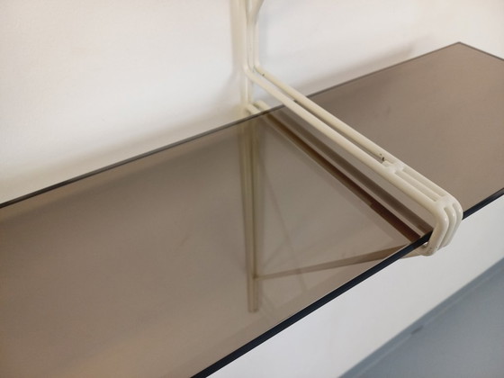 Image 1 of Grande étagère murale vintage en verre fumé et métal blanc style String Tomado des années 60