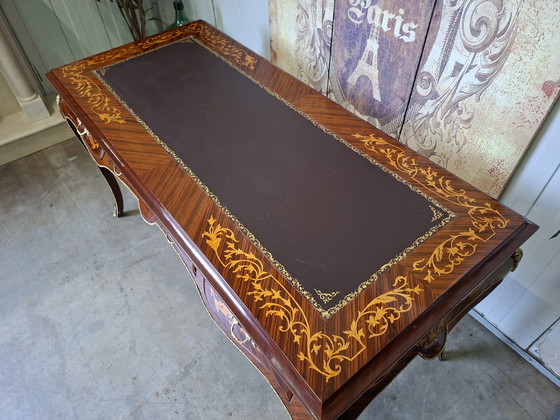 Image 1 of Klassieke rozenfineer bureau met marqueterie, bruin leder ingelegd blad, 3 lades en messing beslag, afm. 158x71cm en 81cm hoog.