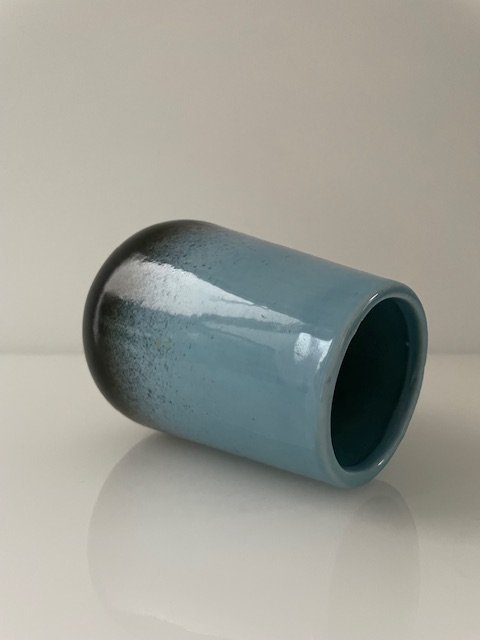 Image 1 of Vaso dal design moderno – azzurro con base nero intenso