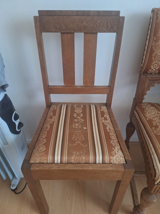 2 antike braune Eichenstühle, 1 mit Holzschnitzerei – Esszimmerstühle, Textile, Wood (photo 3 of 6)