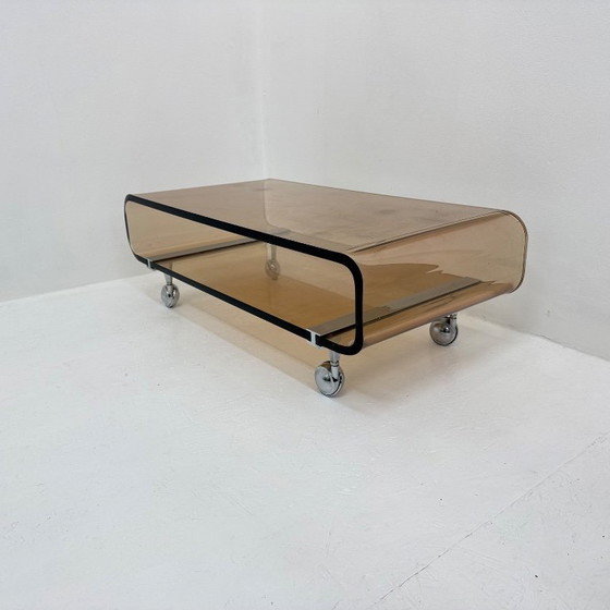 Image 1 of Mesa de centro de plexiglás de mediados de siglo, diseñada por Michel Dumas para Roche Bobois en 1972.